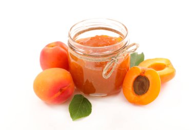 cam ile beyaz zemin üzerine taze kayısı kayısı reçeli