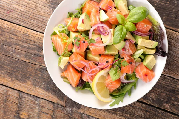 Salmão Delicioso Salada Abacate Placa Branca Mesa Madeira — Fotografia de Stock