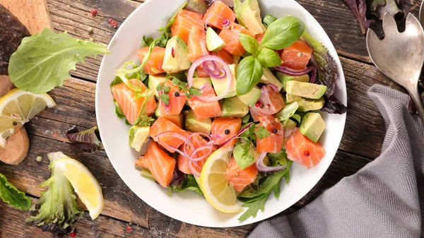 Heerlijke Zalm Avocado Salade Met Witte Plaat Houten Tafel — Stockfoto