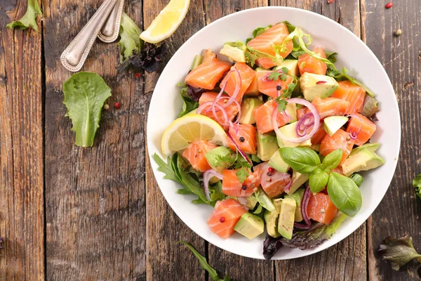 Heerlijke Zalm Avocado Salade Met Witte Plaat Houten Tafel — Stockfoto