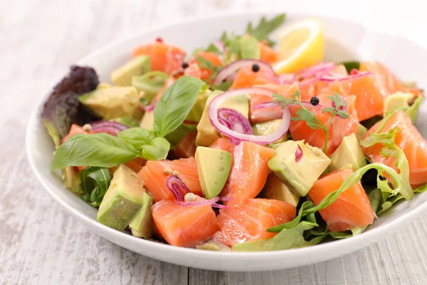 Deliziosa Insalata Salmone Avocado Piatto Bianco Sul Tavolo Legno — Foto Stock