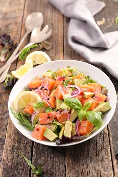 Salmão Delicioso Salada Abacate Placa Branca Mesa Madeira — Fotografia de Stock