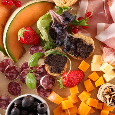 çeşitli meze ve ahşap tahta snacks