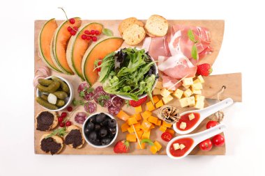 çeşitli meze ve ahşap tahta snacks