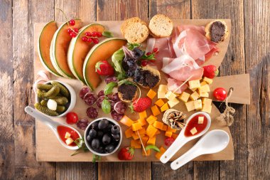 çeşitli meze ve ahşap plaka snacks 