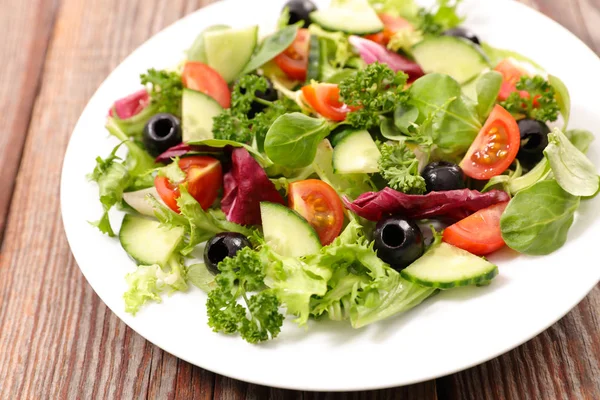 Deliciosa Ensalada Verduras Frescas Plato Blanco —  Fotos de Stock