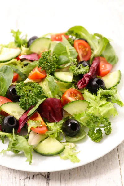 Deliciosa Ensalada Verduras Frescas Plato Blanco —  Fotos de Stock