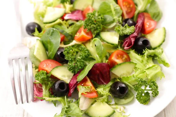 Heerlijke Verse Fruit Salade Met Witte Plaat — Stockfoto