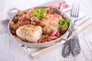 kavrulmuş domuz eti mantar ve beyaz tabakta pastırma ile yakın çekim