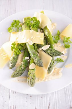 kuşkonmaz ve parmesan beyaz tabakta kapat