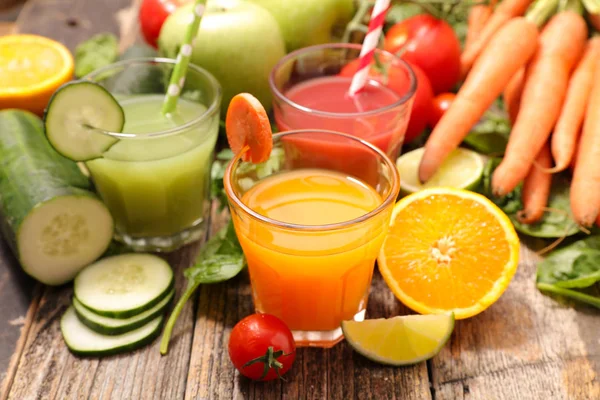 Obst Und Gemüsesaft Auf Holzbrett Nahaufnahme — Stockfoto