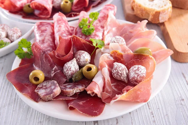 çeşitli salam ve pastırma beyaz tabakta kapat