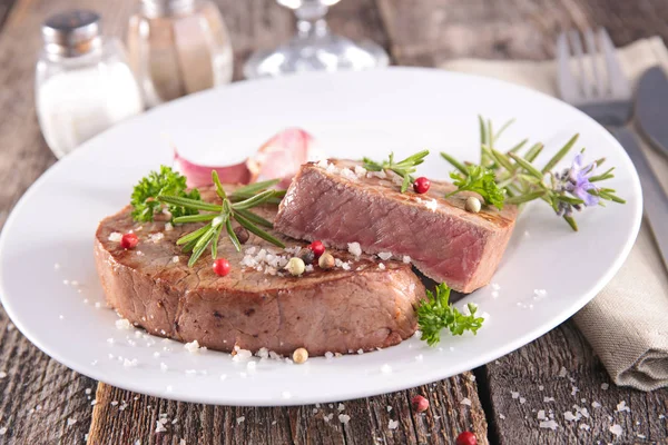 Gegrilltes Rindfleisch Und Paprika Auf Weißem Teller Nahaufnahme — Stockfoto