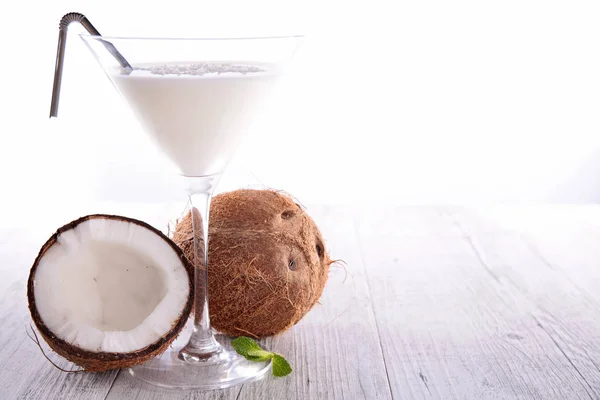Kokosnusscocktail Auf Hölzernem Hintergrund — Stockfoto