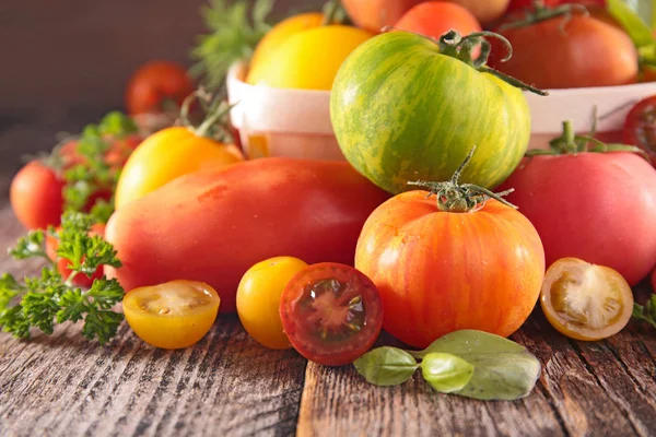 Odmiany Pomidorów Podłoże Drewniane Bliska — Zdjęcie stockowe