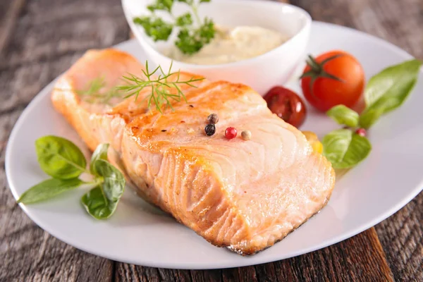 Gebackener Lachs Fisch Und Sauce Auf Weißem Teller Nahaufnahme — Stockfoto