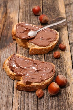 ekmek ve çikolata ve fındık makarna 