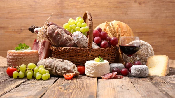 Cesta Vime Com Queijo Charcutaria Fundo Madeira — Fotografia de Stock