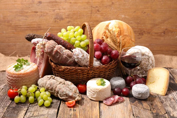 Cesta Vime Com Queijo Charcutaria Fundo Madeira — Fotografia de Stock