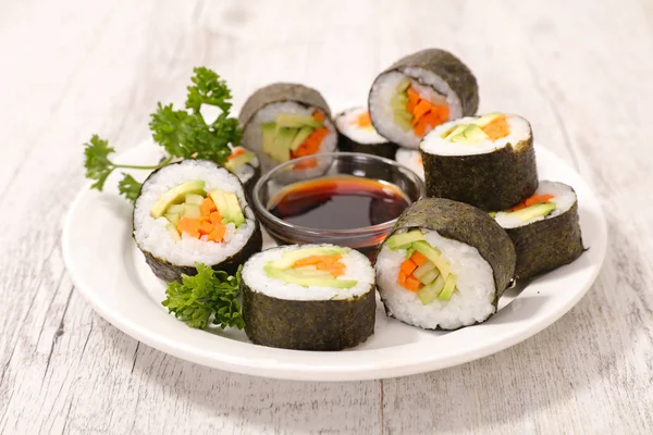 Sushi Och Sojasås Träbord — Stockfoto