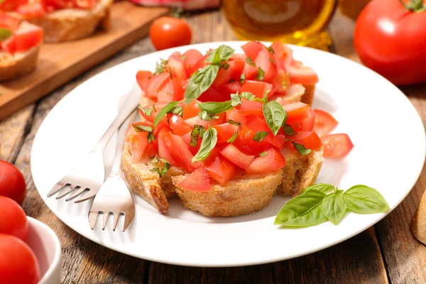 접시에 토마토와 — 스톡 사진