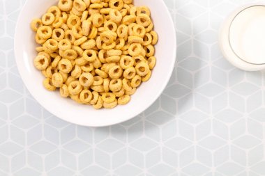 Mısır gevreği ve açık renkli süt 