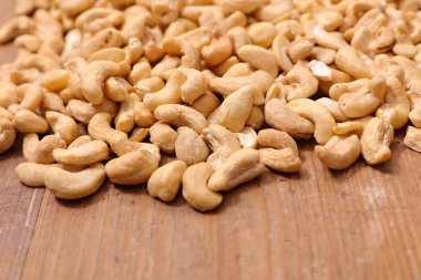 kaju fıstığı ahşap arka plan üzerinde görmek