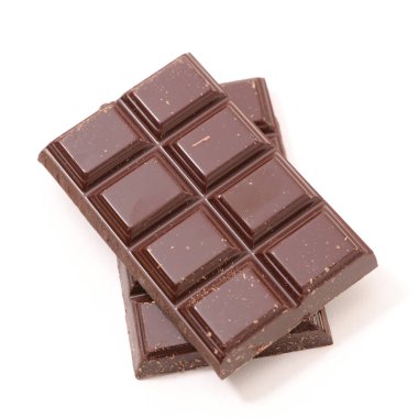 Beyaz arkaplanda izole edilmiş çikolata çubukları