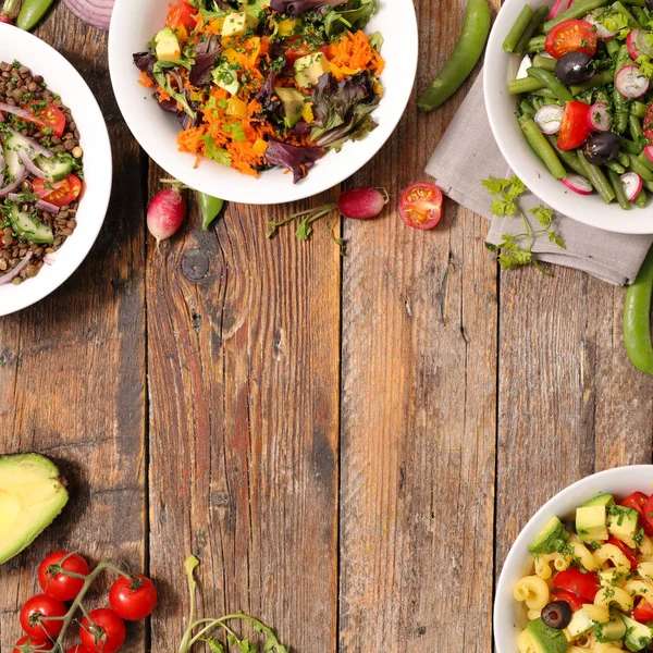 Cuencos Ensalada Verduras Sobre Fondo Madera — Foto de Stock