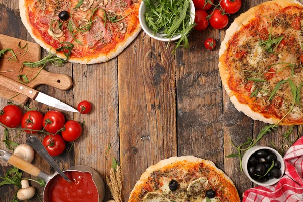 Pizza Saborosa Ingredientes Fundo Madeira — Fotografia de Stock