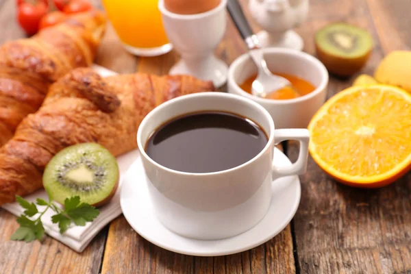 Kaffeetasse Mit Croissant Und Frischen Beeren Auf Holztisch — Stockfoto
