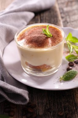 tiramisu pasta ormanlık arka plan üzerinde görmek