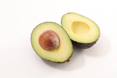 Beyaz arka plan üzerinde izole taze yarıya avokado 