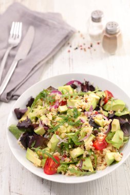 Quinoa salata domates ve avokado beyaz kase 