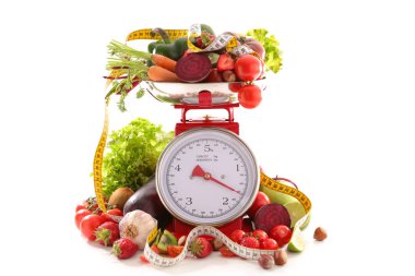 meyve ve sebze, beyaz arka plan üzerinde izole ile denge 