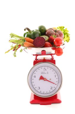 meyve ve sebzeler üzerinde denge, beyaz arka plan üzerinde izole 