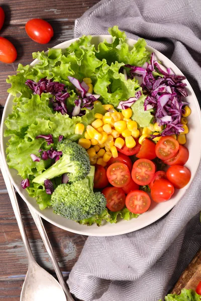 Kleurrijke Groenten Salade Houten Tafel — Stockfoto