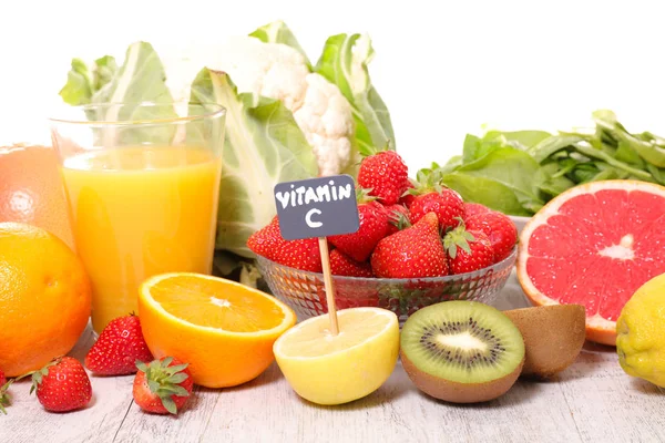 Obst Und Gemüse Mit Hohem Vitamin Gehalt Isoliert Auf Weiß — Stockfoto