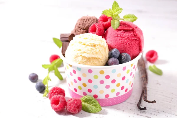 Frische Beeren Und Eis Isoliert Auf Weißem Hintergrund — Stockfoto