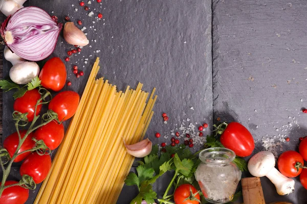 Spaghetti Und Frische Zutaten Auf Schiefergrund — Stockfoto