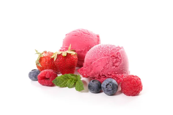 新鲜浆果和冰淇淋在白色背景下分离 — 图库照片