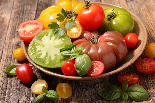 Scala Aan Verse Tomaten Een Houten Tafel — Stockfoto