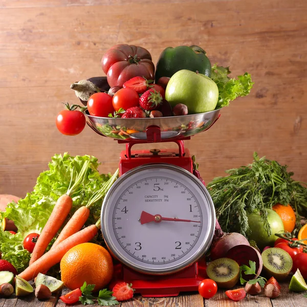 meyve ve sebze ahşap arka plan üzerinde denge 