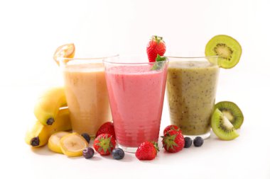 çeşitli meyve suyu veya smoothies bardaklarda yakından görmek