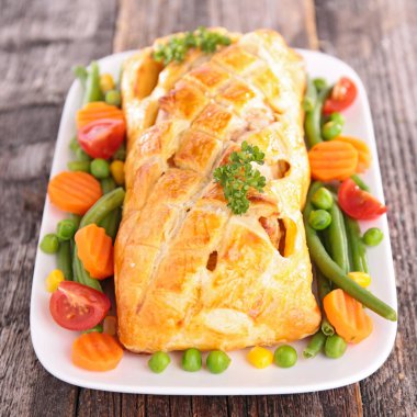 pişmiş et ve sebze çevresinde, yakından görmek 