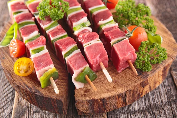 Raw Beef Skewers Wooden Board — Stock Photo, Image