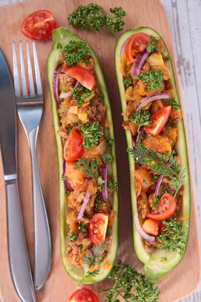 Zucchine Ripiene Con Verdure Manzo Sul Tavolo Legno — Foto Stock