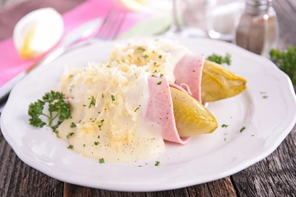 Chicorée Cuite Four Avec Jambon Crème Sur Table Bois — Photo