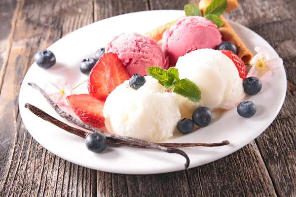 테이블에 접시에 아이스크림 — 스톡 사진