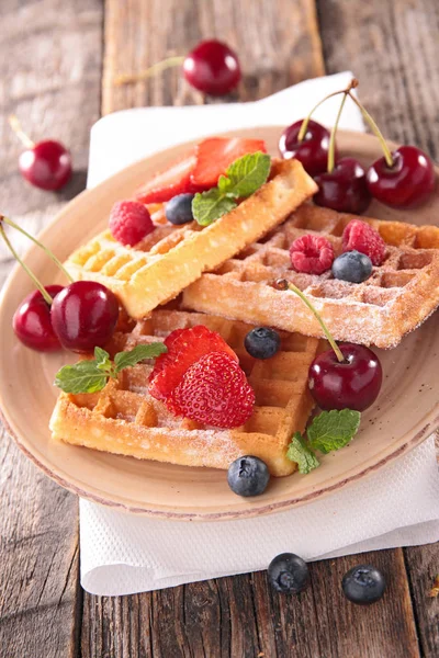 Taze Çilek Ile Lezzetli Waffle Yakından Görmek — Stok fotoğraf